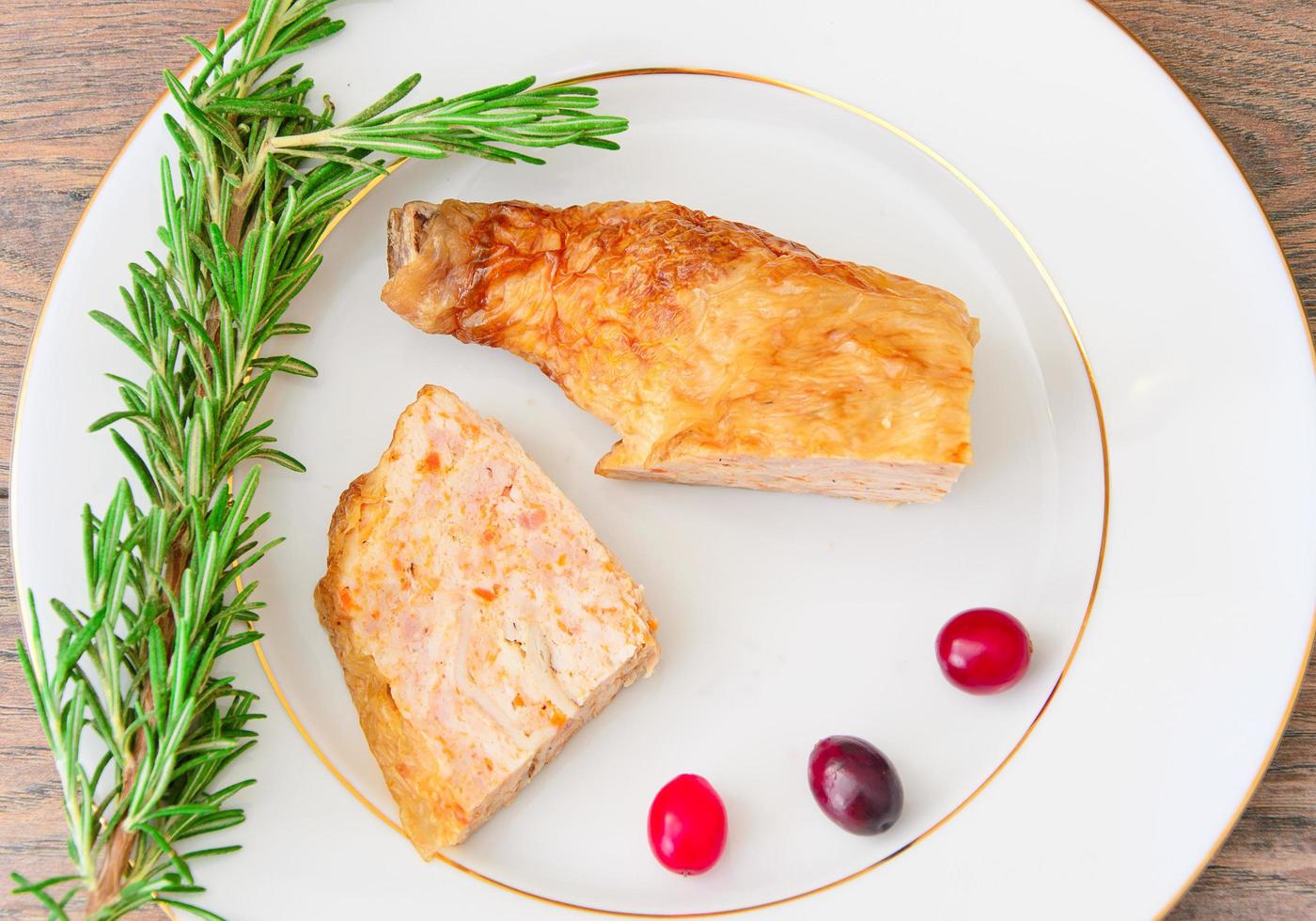 dieta e alimentação saudável. frango recheado com legumes. foto