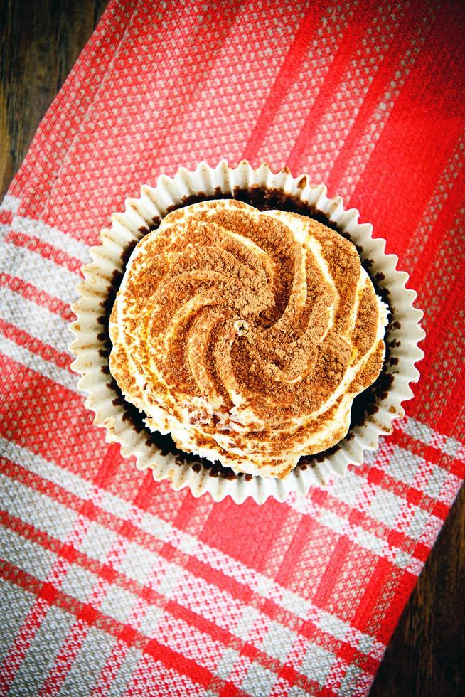 bolo com creme, bolinho em fundo amadeirado. foto