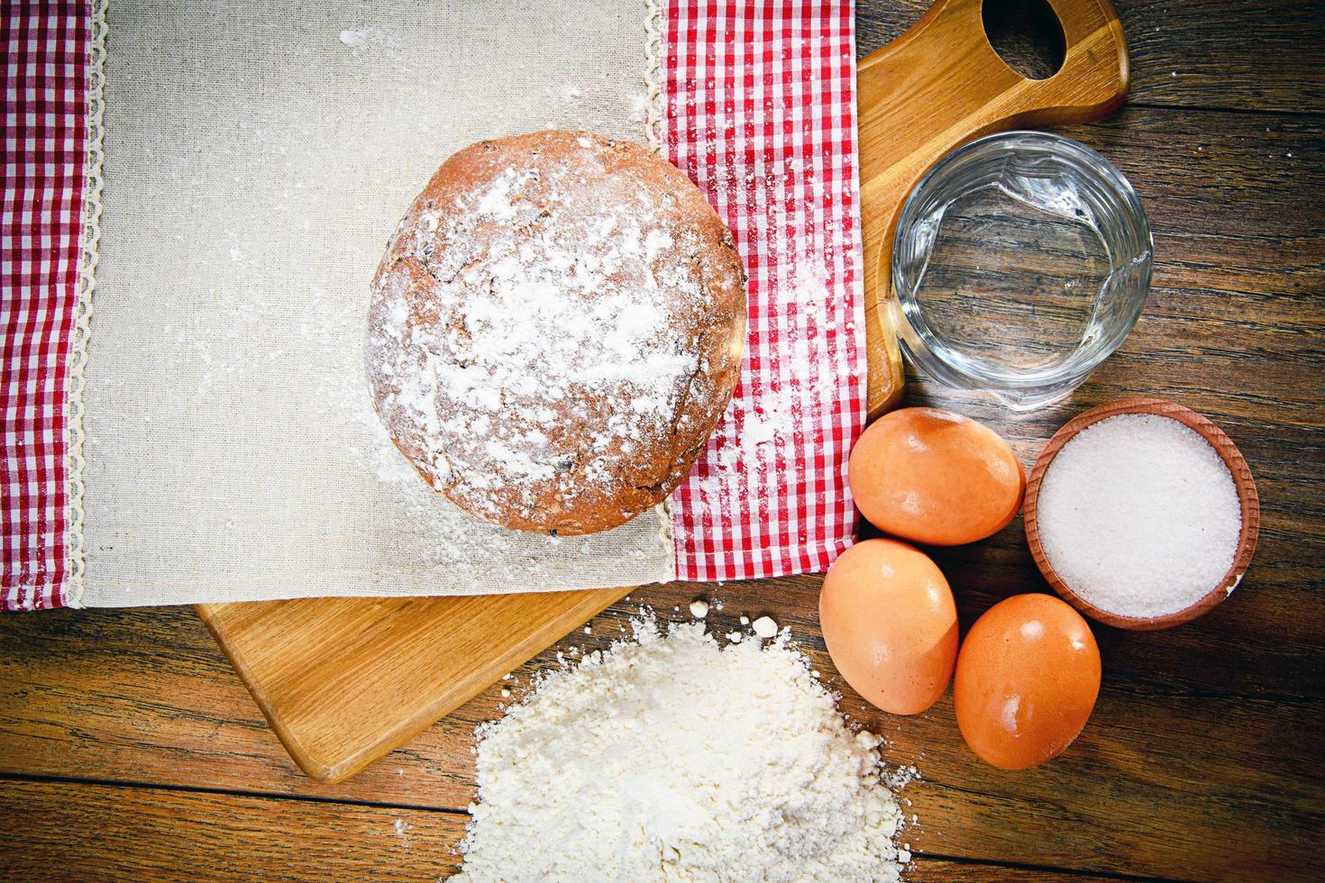 pão, farinha, ovo e água. cozimento foto