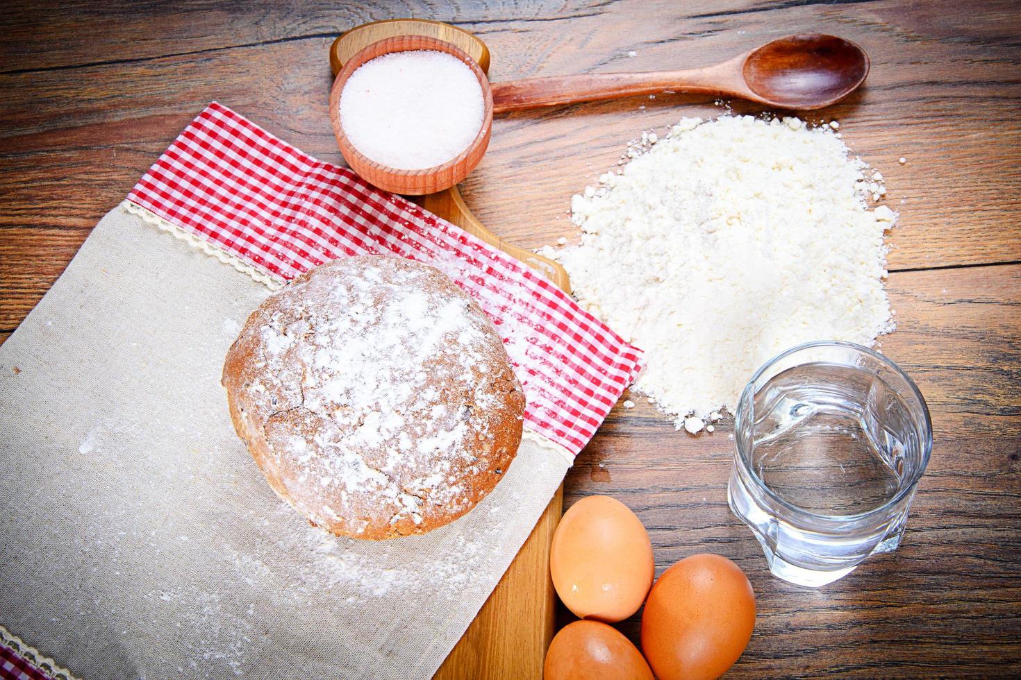 pão, farinha, ovo e água. cozimento foto