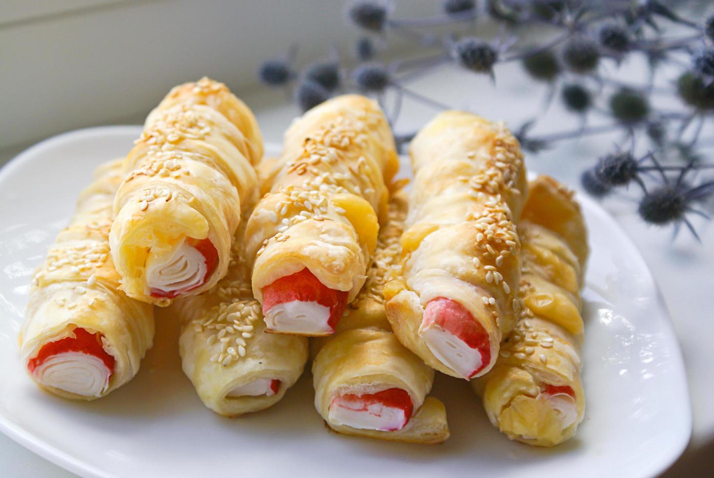 deliciosa dieta de pão com palitos de caranguejo. foto