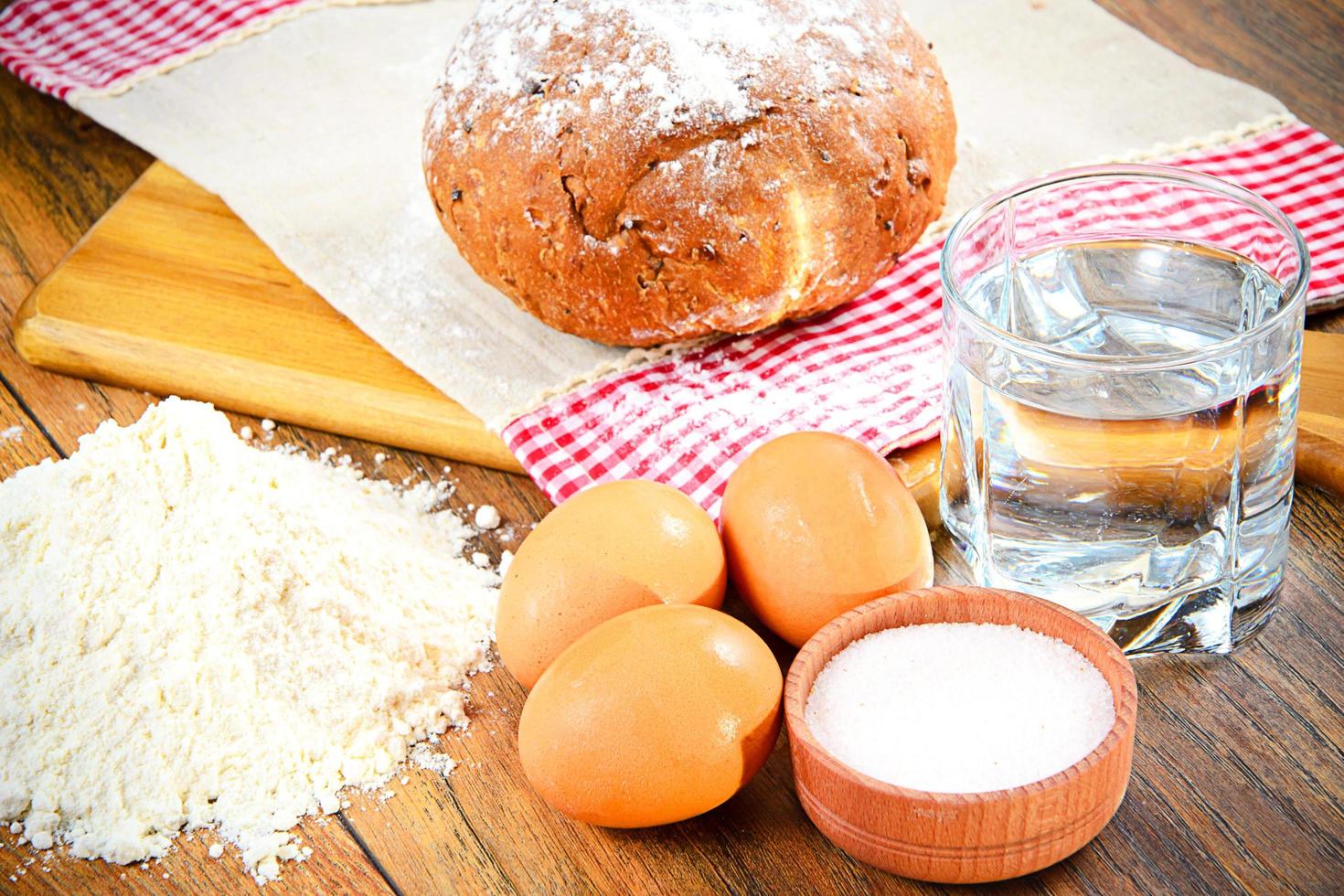 pão, farinha, ovo, água. cozimento foto