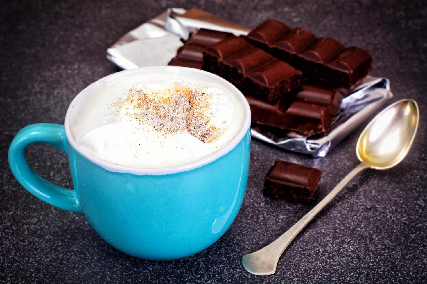café com leite, cappuccino em xícara azul retrô foto