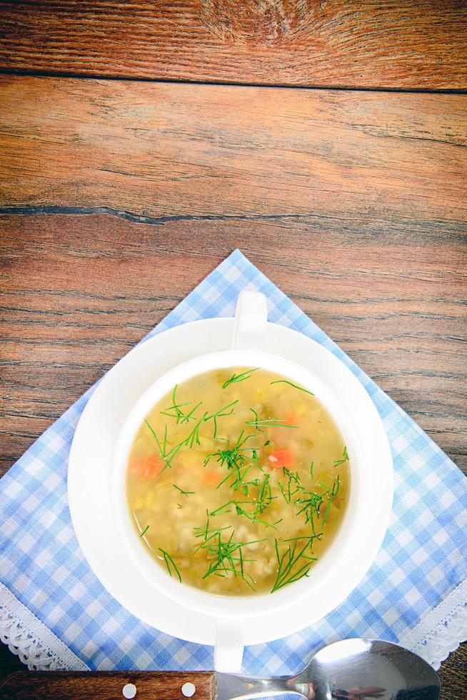 sopa de legumes em prato branco foto