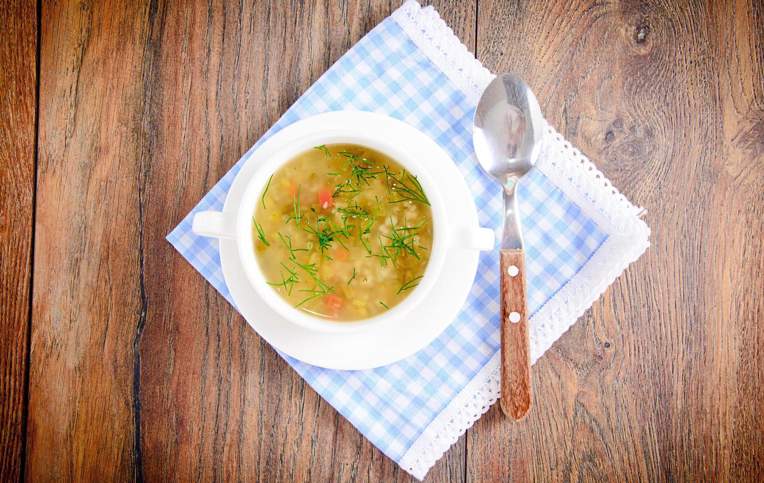 sopa de legumes em prato branco foto