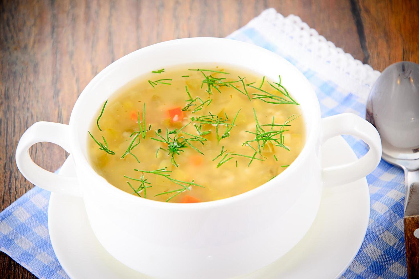 sopa de legumes em prato branco foto