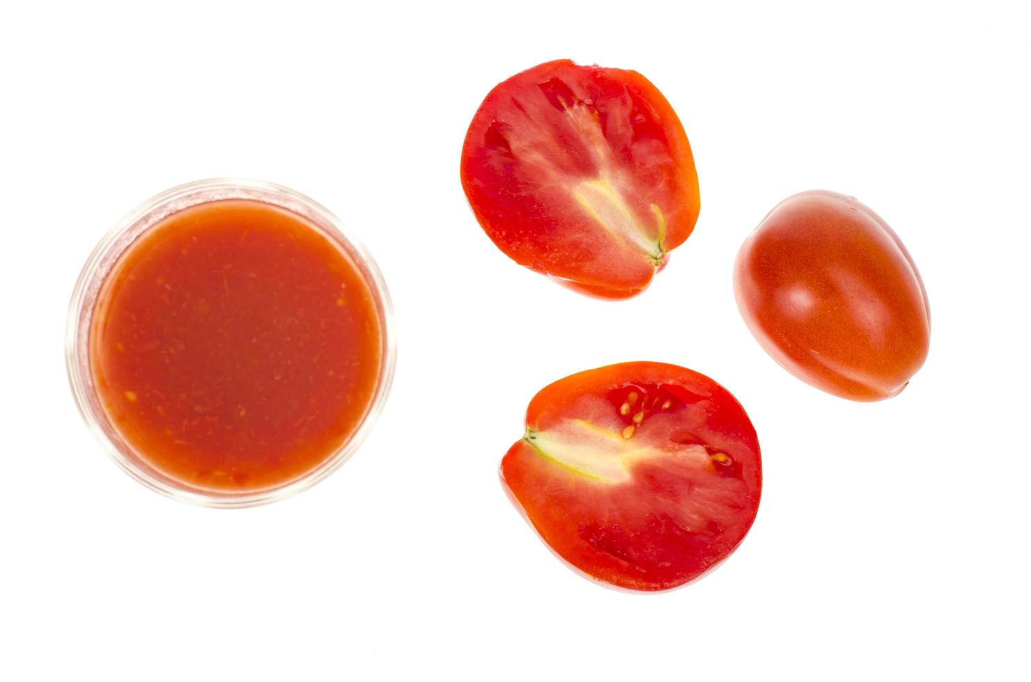 suco de tomate natural em vidro no fundo branco. foto