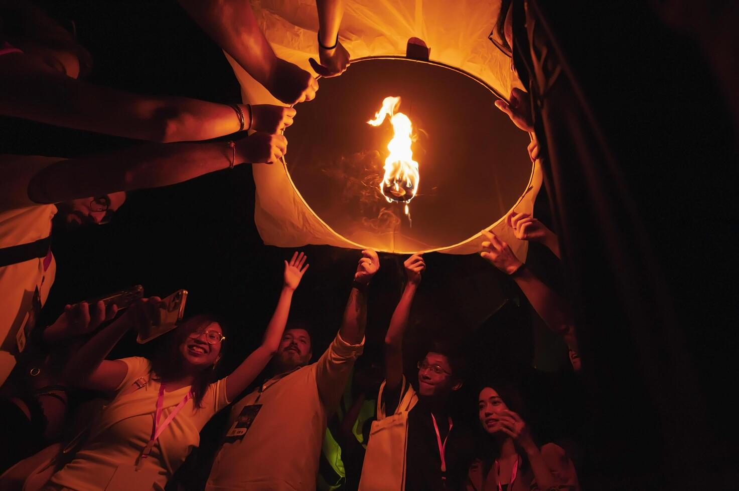 Chiang mai - Tailândia novembro 27, 2023 turistas alegremente comemoro liberando lanternas às a loi Krathong sim peng lanterna festival de acordo com para tailandês cultural tradições. foto