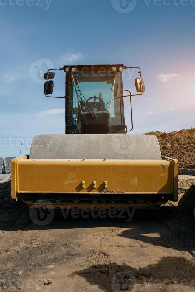 máquina trabalhando em estrada construção foto