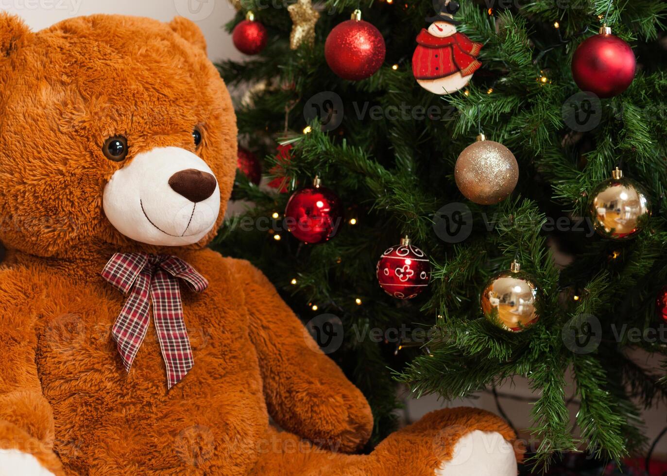 Urso de pelúcia Urso perto Natal árvore com presentes foto