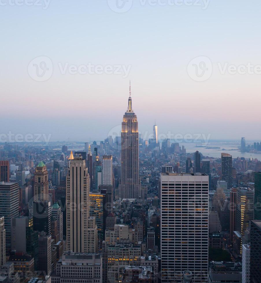 aéreo noite Visão do Manhattan Horizonte dentro Novo Iorque foto