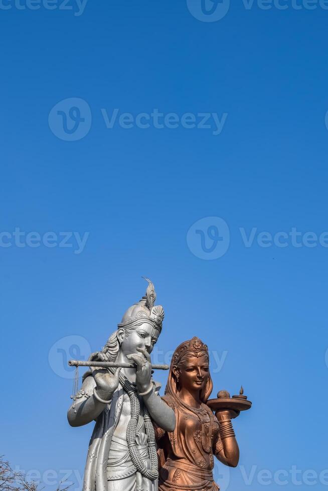 grande estátua do senhor Radha Krishna perto Délhi internacional aeroporto, Délhi, Índia, senhor Krishna e Radha grande estátua tocante céu às a Principal rodovia mahipalpur, Délhi foto