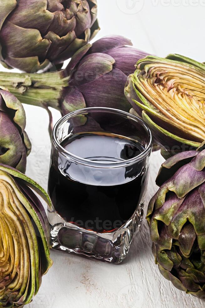 alcoólico beber com Alcachofra extrair. foto