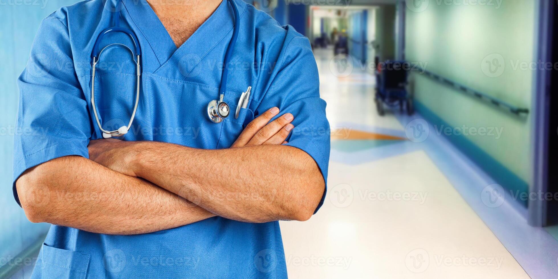 enfermeira ou médico com azul Jaqueta dentro a hospital ala. foto