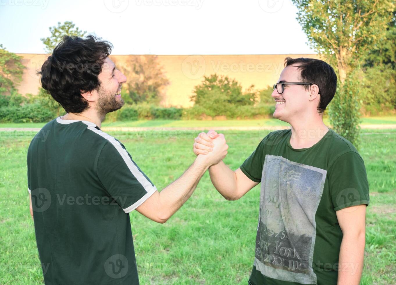 dois amigos high-fives alegremente depois de trabalhando Fora foto