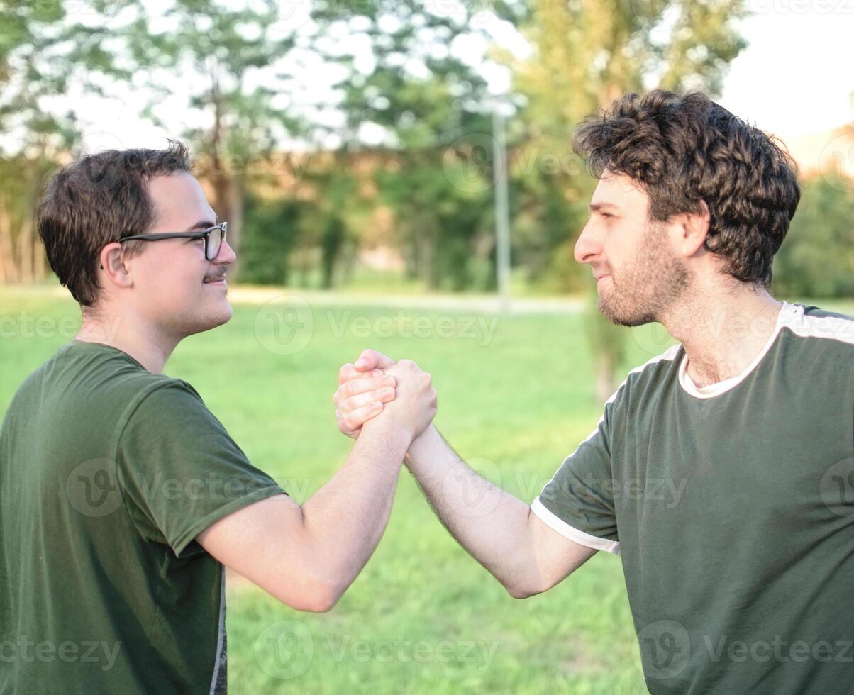 dois amigos high-fives alegremente depois de trabalhando Fora foto