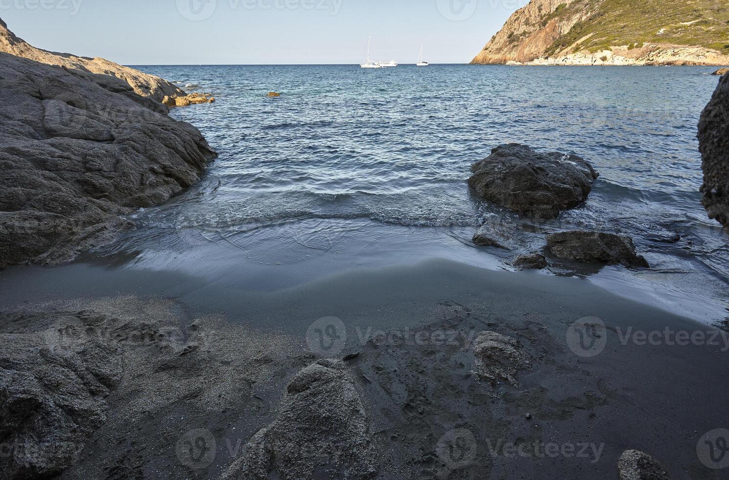 a praia escura e escura. foto