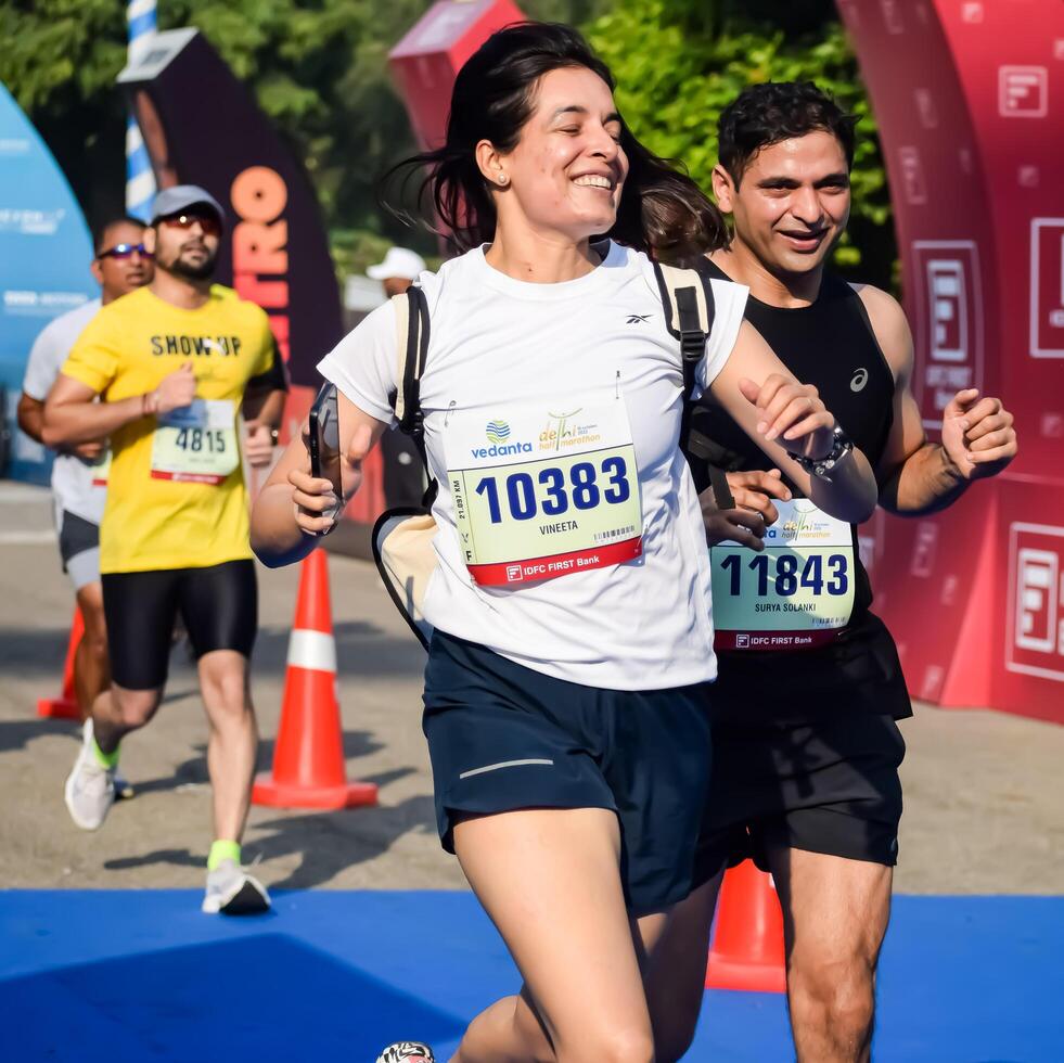 Novo Délhi, Índia - Outubro 15 2023 - vedanta Délhi metade maratona raça depois de cobiçado dentro que maratona participantes sobre para Cruz a terminar linha, Délhi metade maratona 2023 foto