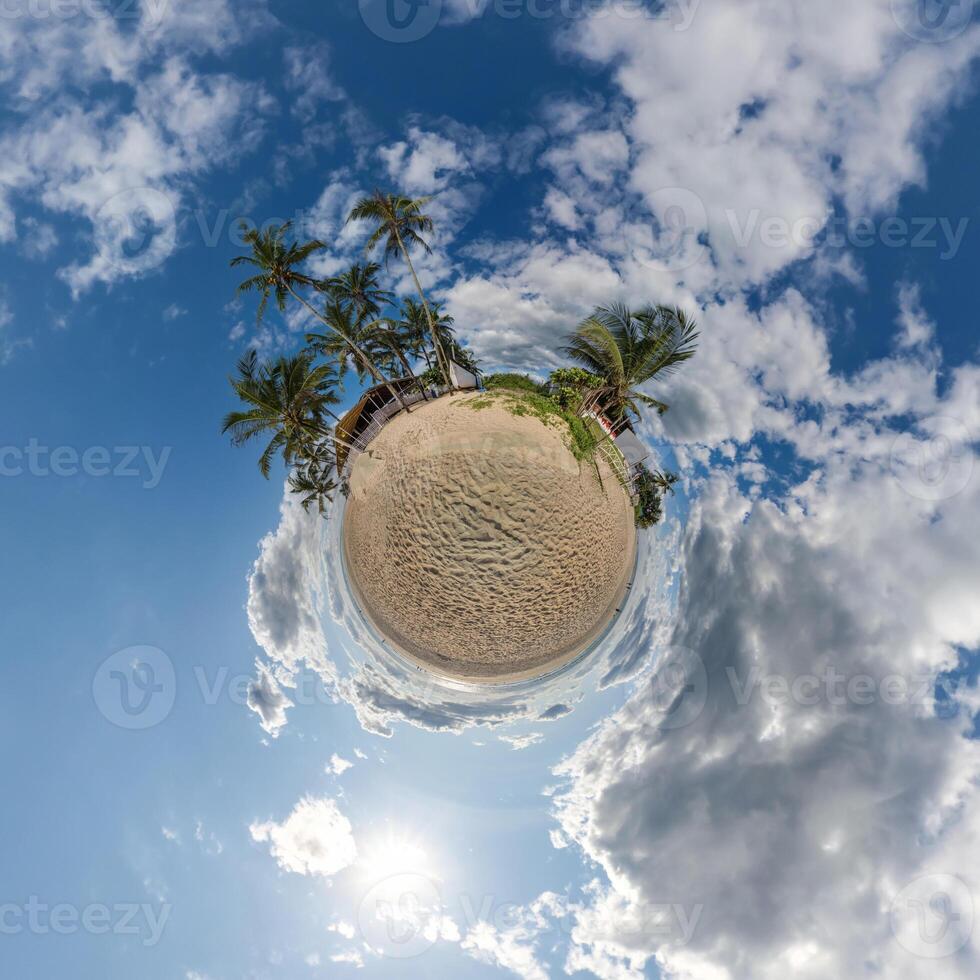 coco árvores dentro selva dentro indiano trópico Vila em mar costa em pequeno planeta dentro azul céu, transformação do esférico 360 panorama. esférico abstrato Visão com curvatura do espaço. foto
