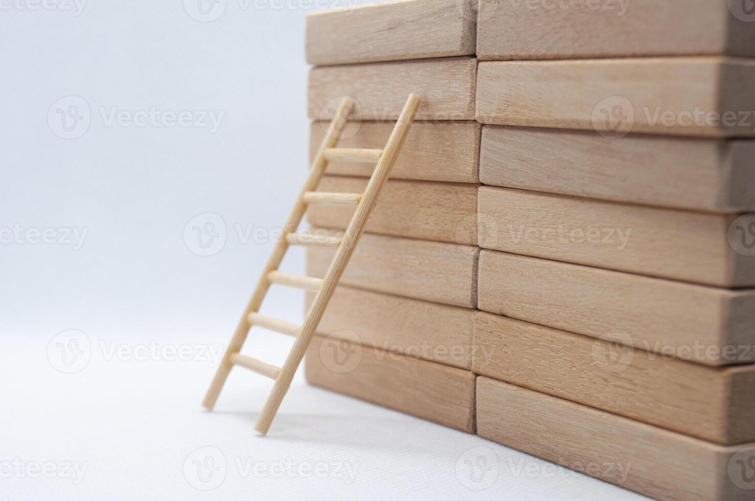 escada em uma de madeira blocos com Customizável espaço para texto foto