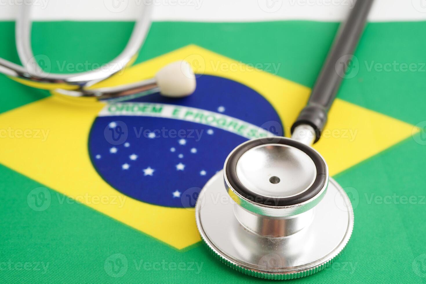 Brasil bandeira com Preto estetoscópio, o negócio e finança conceito. foto