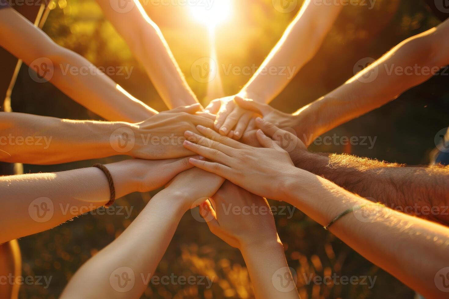 uma grupo do pessoas estão segurando mãos dentro uma círculo foto