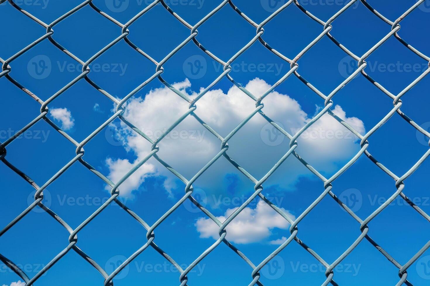 uma nuvem é visto através uma cadeia ligação cerca foto