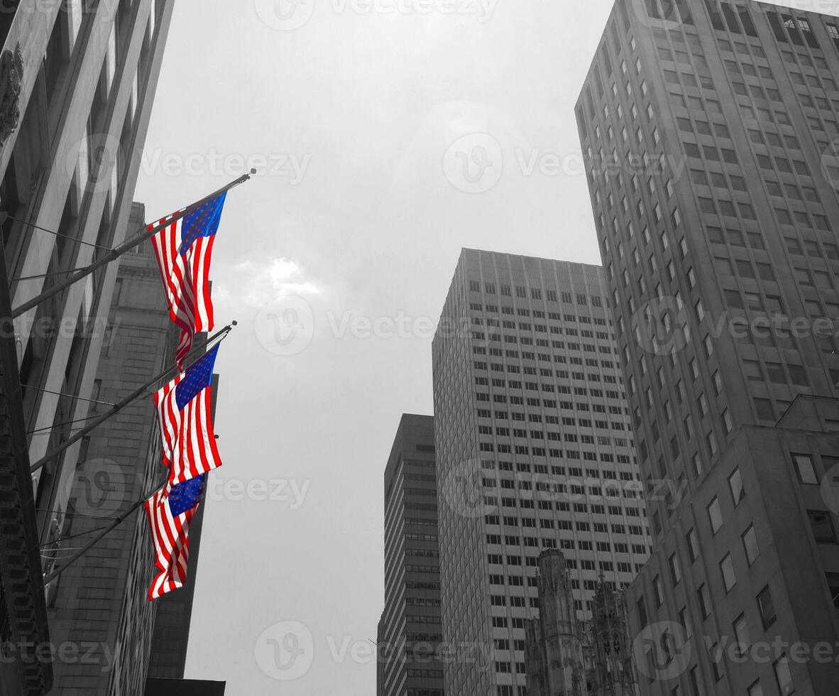 americano bandeiras dentro Novo Iorque cidade foto