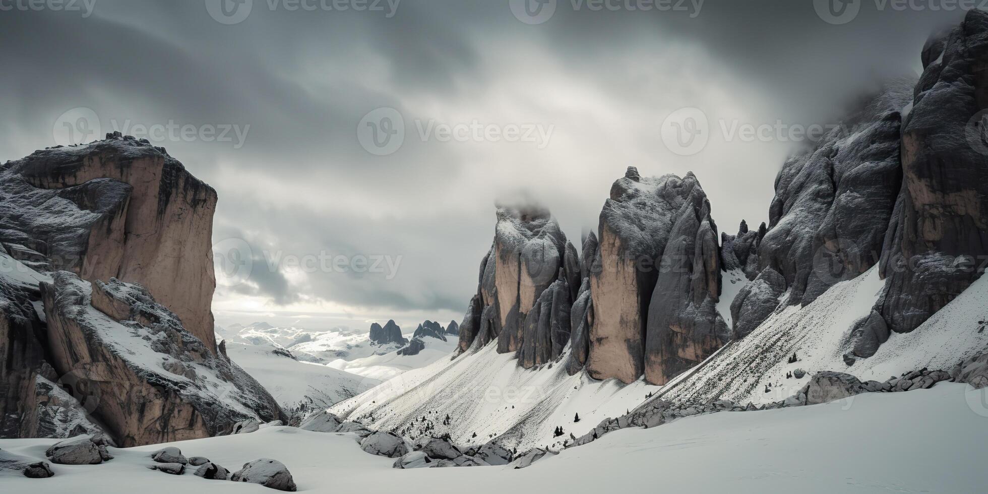 nuvem dia Rocha Colina montanha Rocha pico com neve às inverno. aventura expedição viagem caminhada cena Visão foto