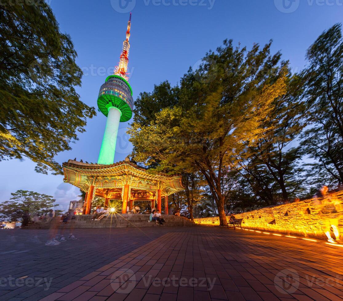 panorama Seul cidade às noite e Namsan torre ou n Seul torre carrinhos alta em a topo do Namsan montanha, sul Coréia. foto