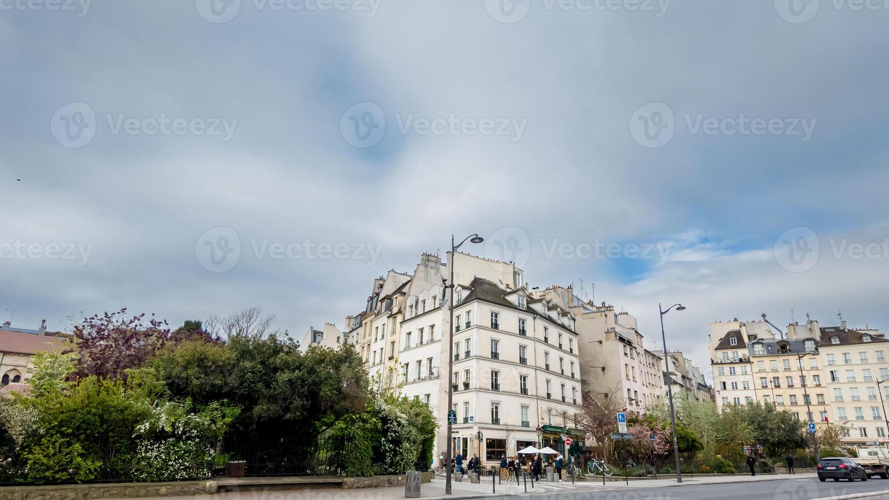 primavera urbano panorama mostrando clássico europeu arquitetura debaixo uma suave nublado céu, potencialmente adequado para viagem e cultura temas foto