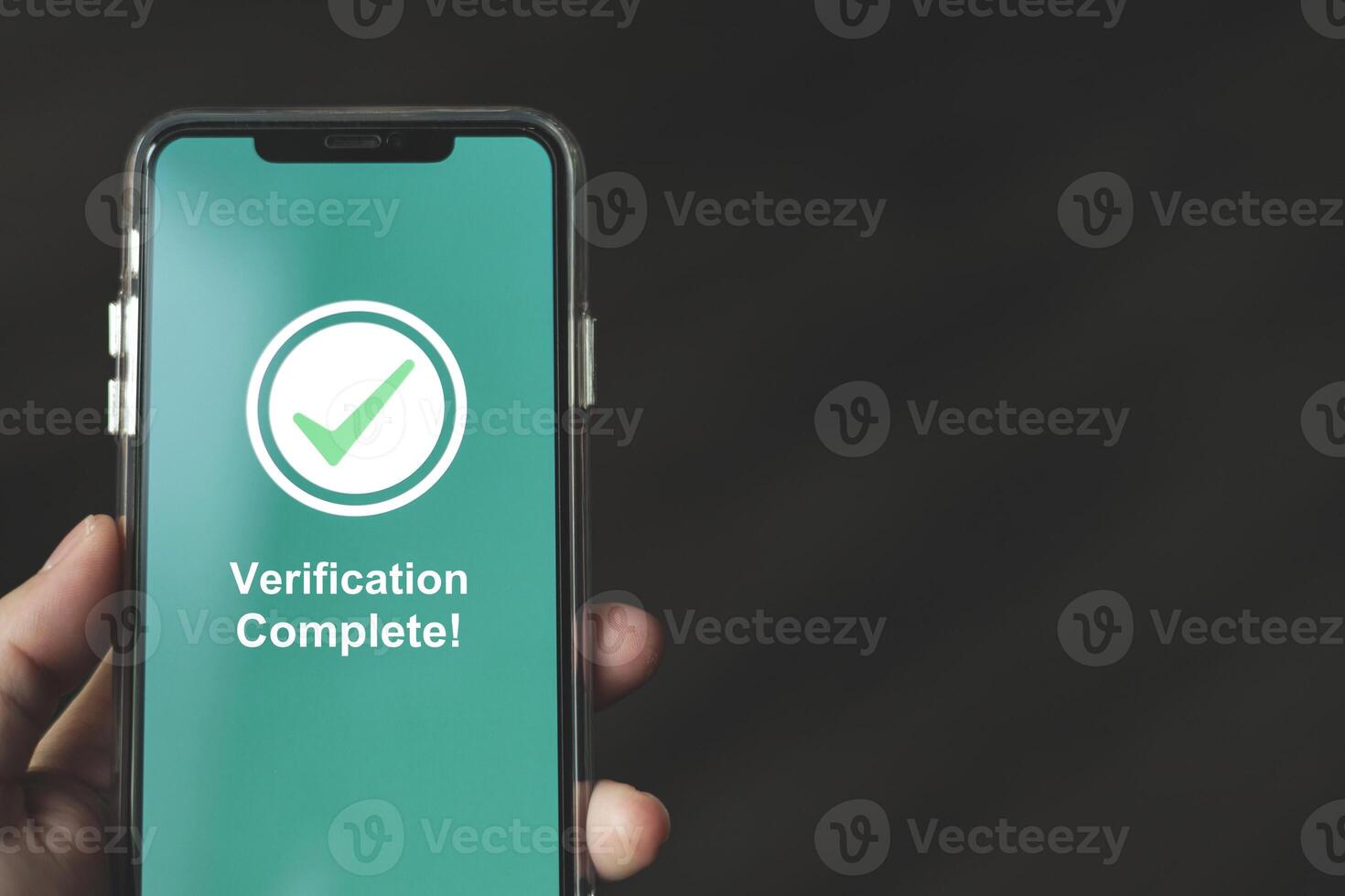 homem de negocios mostra notificação verificação completo em Smartphone. conceito do tecnologia autenticação para entrando segurança sistemas, verificação Informação, e aplicando para conectados Serviços. foto