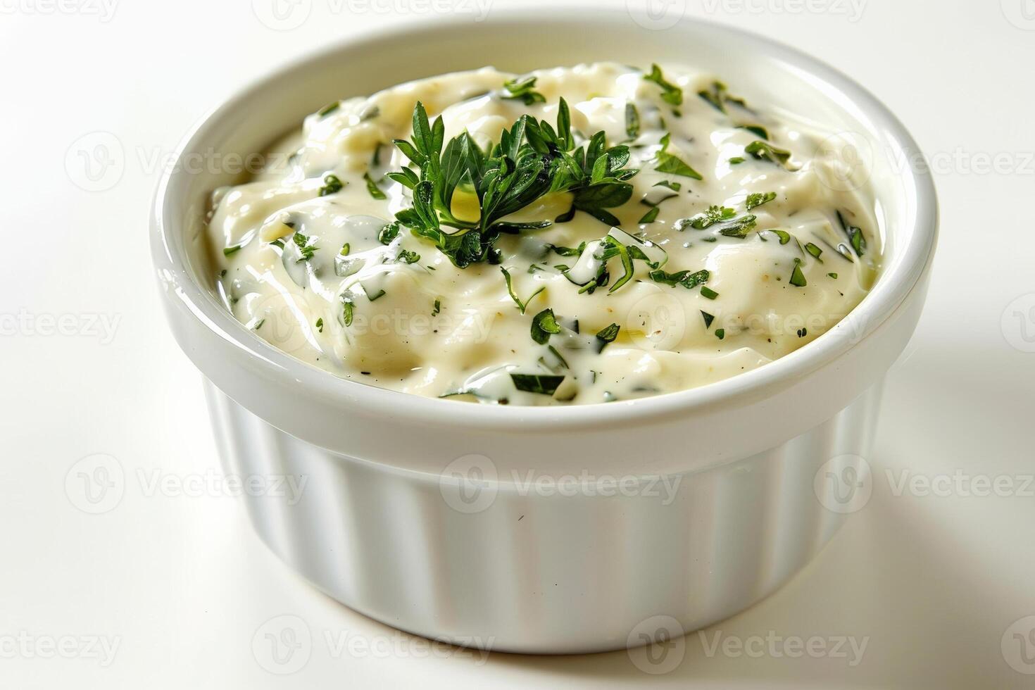 branco ramekin preenchidas com picante tártaro molho, cremoso com picado ervas, isolado em uma branco superfície foto