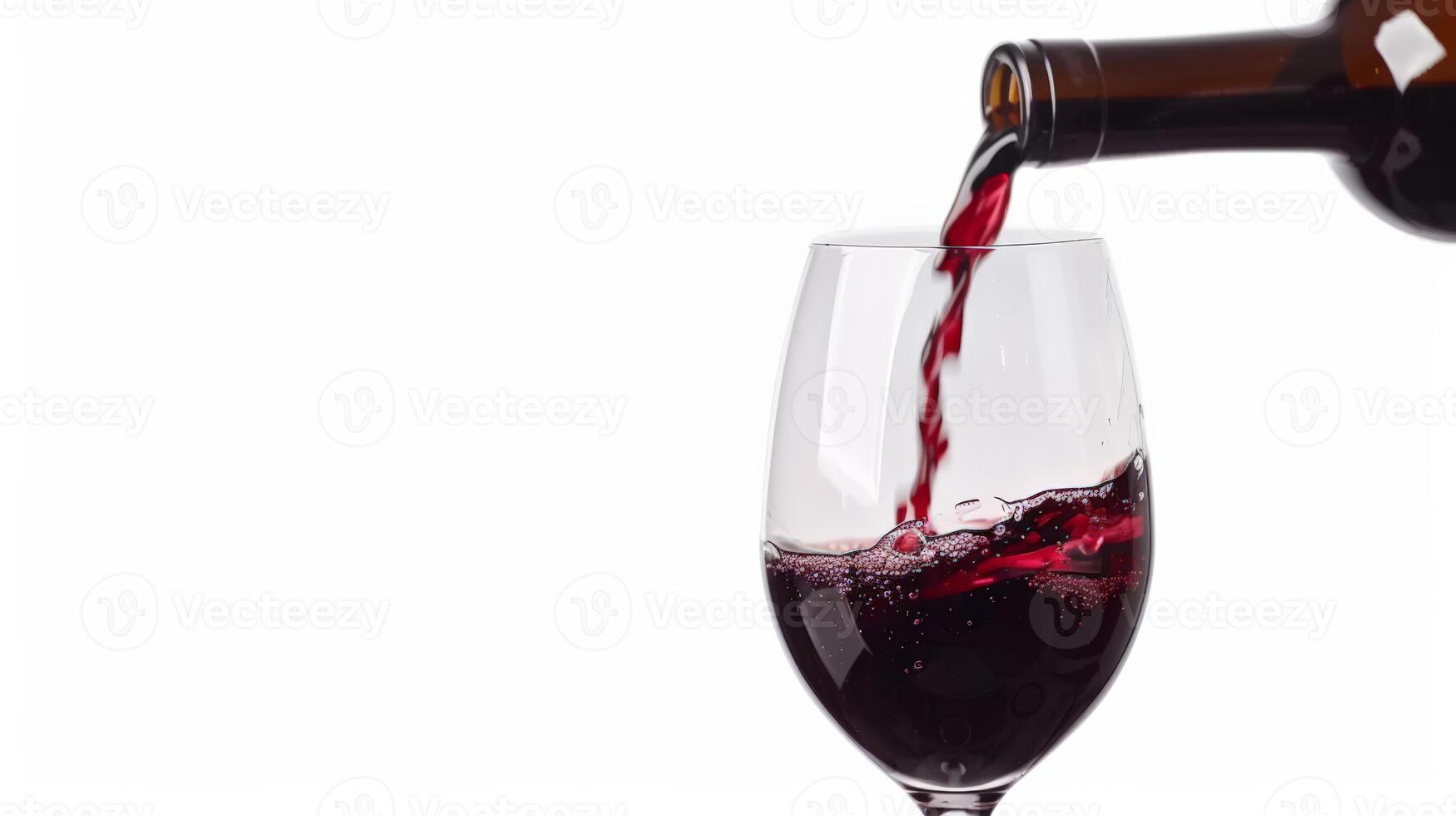 derramando vermelho vinho para dentro uma cristal vidro, fechar acima, isolado em branco foto