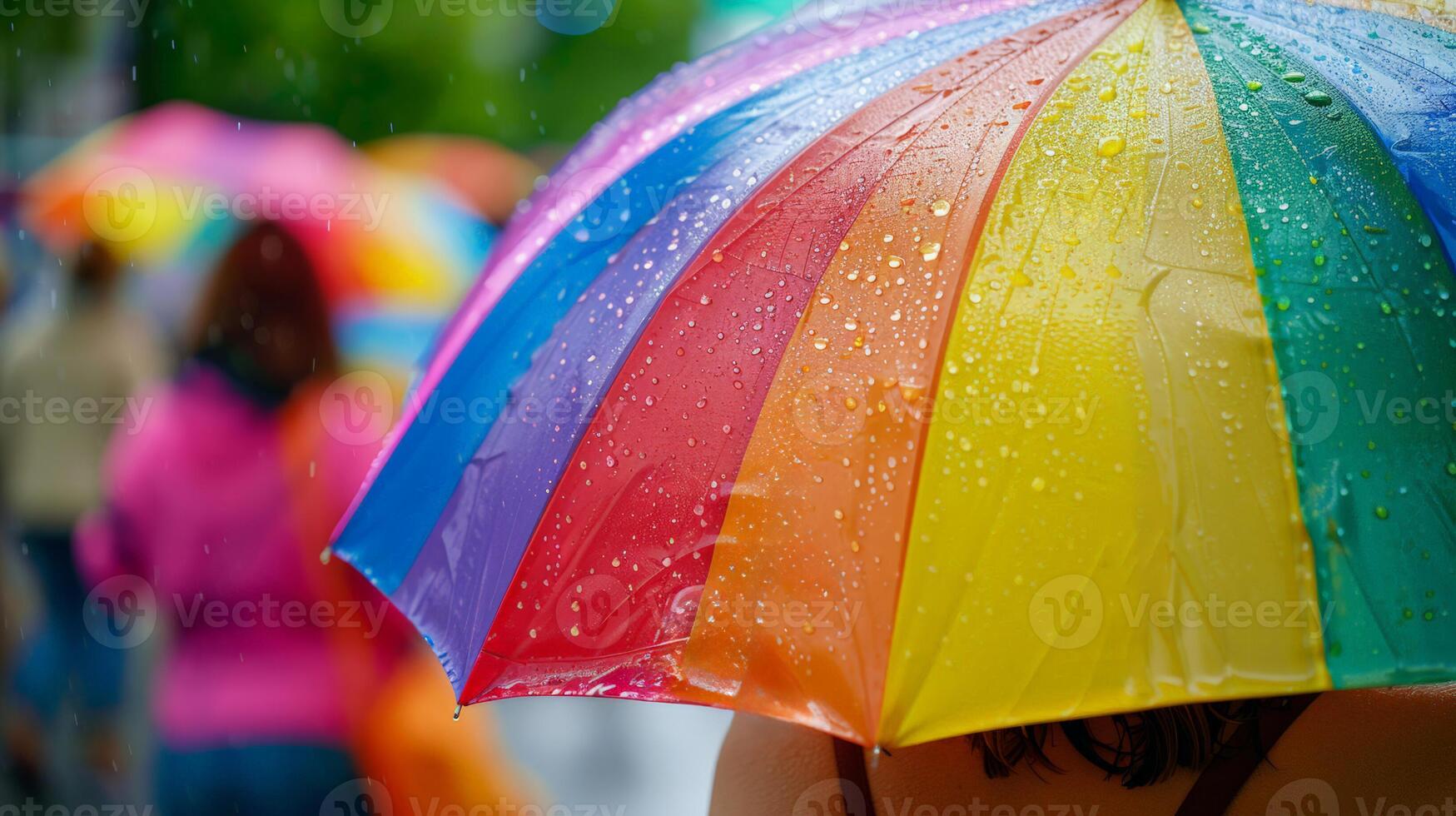 colorida arco Iris guarda-chuva com pingos de chuva, apresentando anônimo pessoa em chuvoso dia, conceitualmente ligado para clima preparação e Primavera chuveiros foto