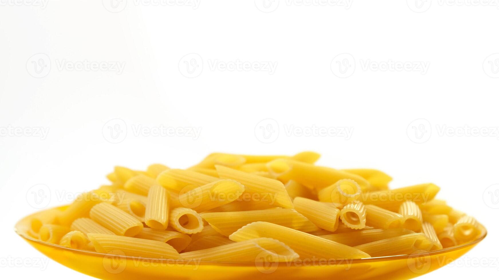 cru italiano Macarrão Penne rigate massa em branco fundo foto