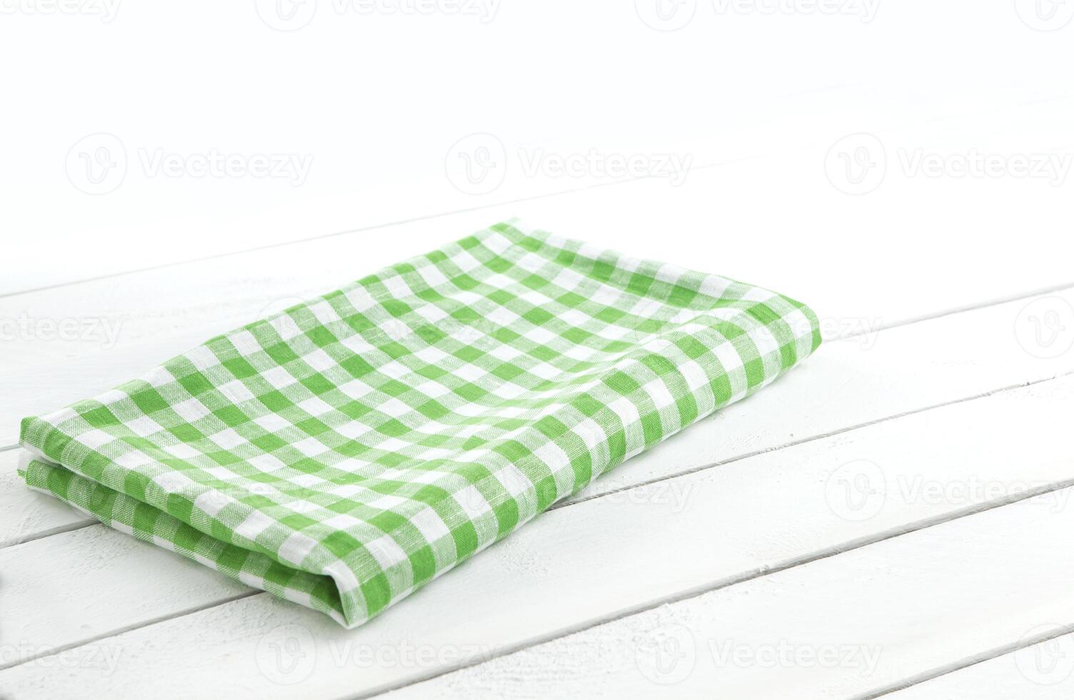 mesa com verde toalha de mesa foto