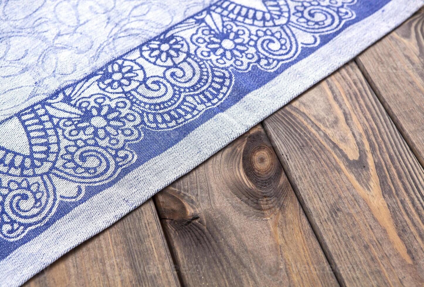 azul pano em de madeira mesa, topo Visão foto
