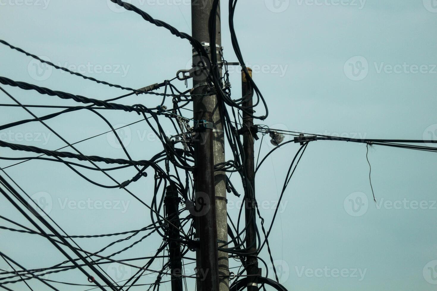 foto do bagunçado elétrico postes e poder linhas