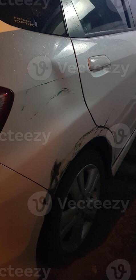 amolgadelas e boinas este ocorreu em uma branco honda jazz carro vencimento para ser bater e pastado. foto