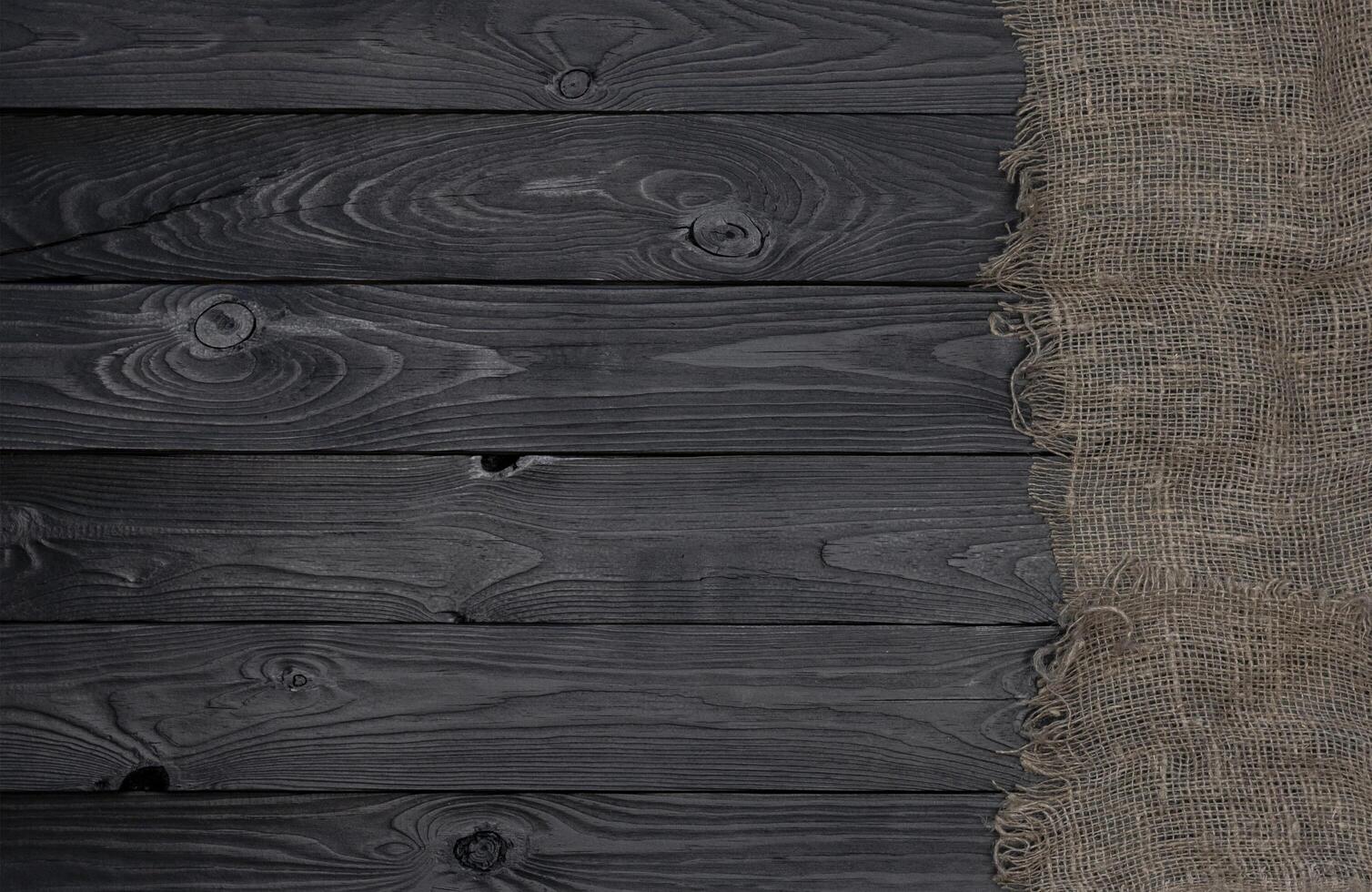 velho serapilheira tecido guardanapo em Preto de madeira fundo, topo Visão foto