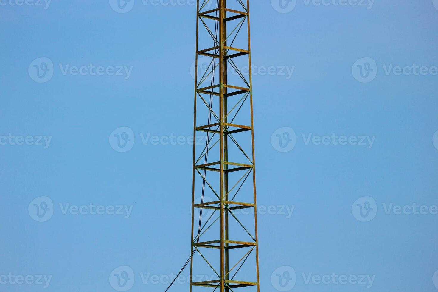 televisão antenas este estão montado em a cobertura do a casa foto