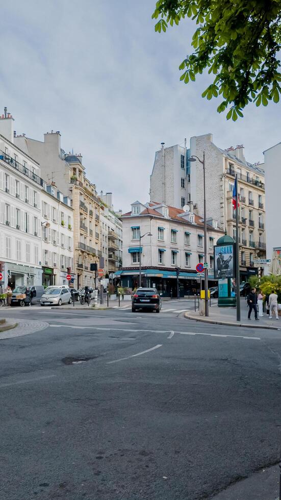 típica parisiense rua cena dentro Paris, França, com movimentado tráfego e clássico arquitetura em abril 14, 2024, ideal para viagem e urbano estilo de vida temas foto