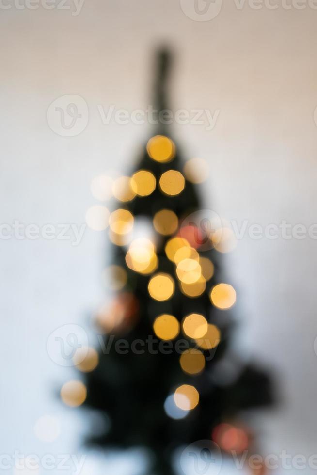 árvore de natal borrada com luzes de fada foto