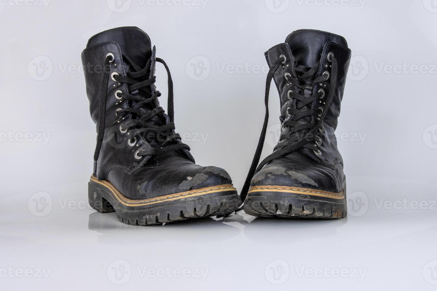 velho usava quebrado Preto couro exército renda botas. na moda outono botas. à moda mulheres masculino unissex grunge chuteiras com cadarço. Alto militares sapatos isolado em branco fundo. plano deitar. cópia de espaço foto