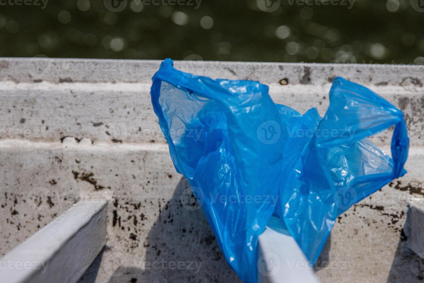 azul plástico saco suspensão em a grade do Elizabeth ponte sobre donau rio dentro Budapeste. lixo dentro a cidade. de Meio Ambiente poluição conceito. ecológico desastre, catástrofe. seletivo foco foto