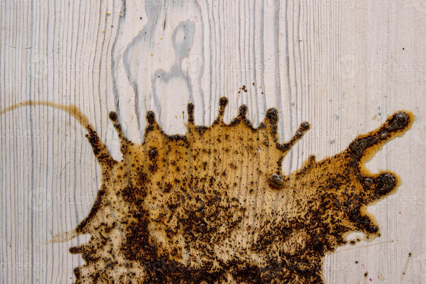 café manchas isolado em uma branco mesa. alta qualidade estoque foto imagem. chá manchas esquerda de copo partes inferiores em madeira superfície. volta cafeteria mancha mancha beber bebida. cópia de espaço. de madeira textura fundo