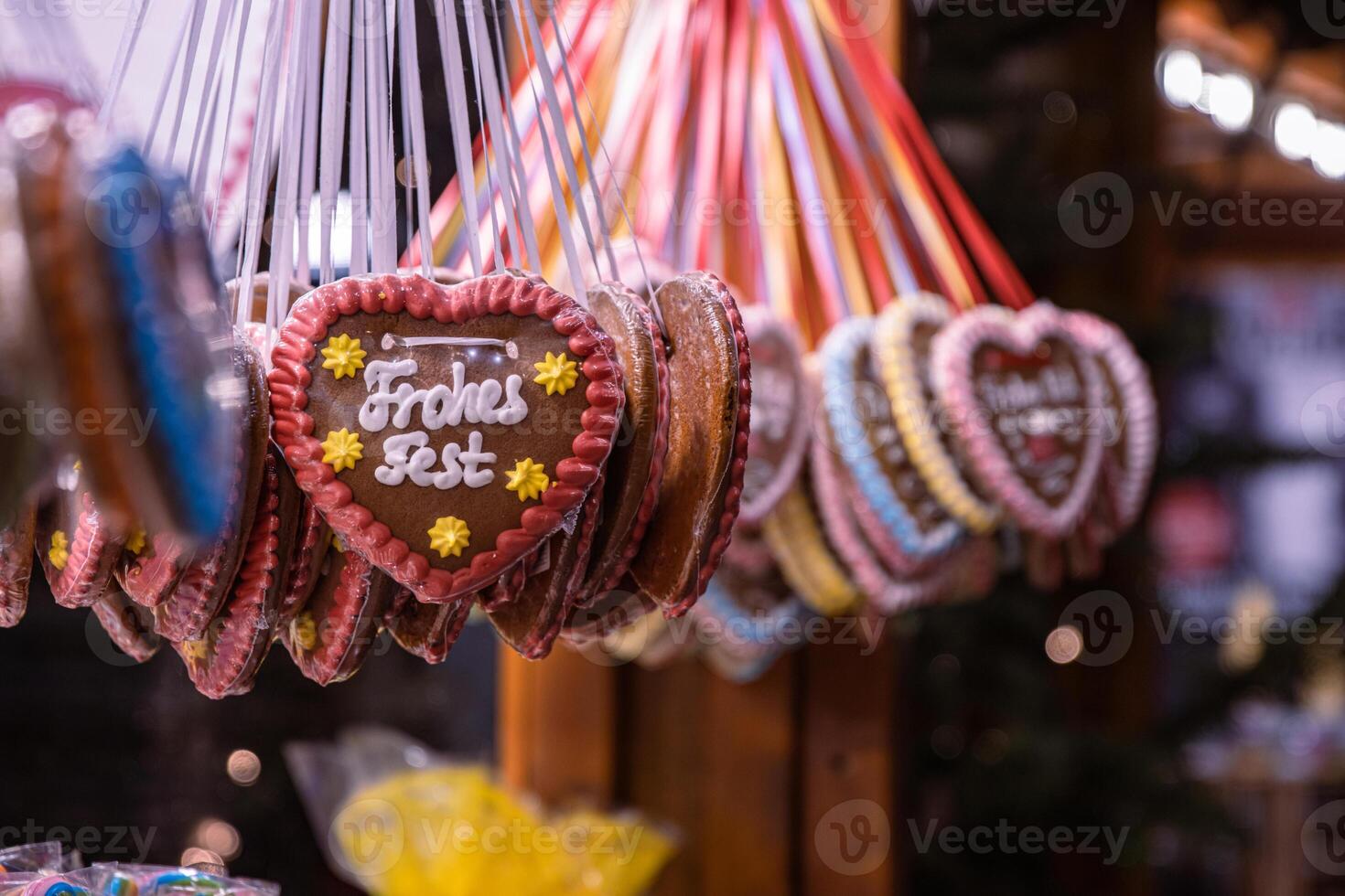 Pão de gengibre corações às alemão Natal mercado. Berlim, Nuremberg, Munique, fulda natal, Páscoa mercado dentro Alemanha. Lebkuchen - tradicional gengibre pão biscoitos alegre natal, feliz feriados. foto