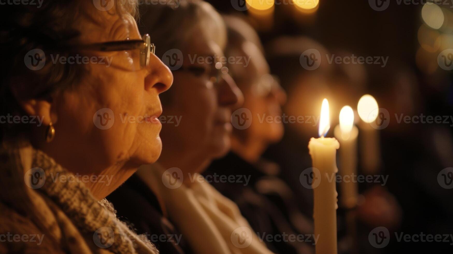 a velas fundição uma dourado brilho em a rostos do a ouvintes adicionando para a ambiente do a evento. 2d plano desenho animado foto