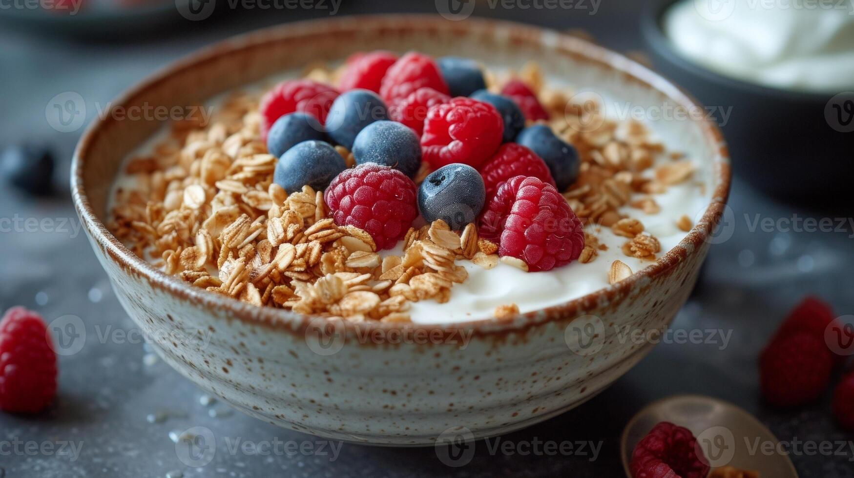 uma nutritivo café da manhã tigela preenchidas com forte grãos coberto com fresco bagas e uma aspersão do picado nozes servido com uma lado do grego iogurte e uma copo do recentemente cerveja foto